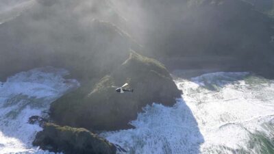 Auckland: 36 min scenic helicopter flight - Coast to Coast - From Albany to Bethells Beach: Black Sand and Volcanic Cliffs