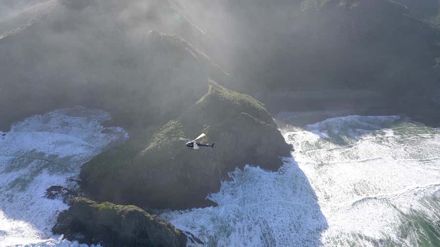 Auckland: 36 min scenic helicopter flight - Coast to Coast - From Albany to Bethells Beach: Black Sand and Volcanic Cliffs