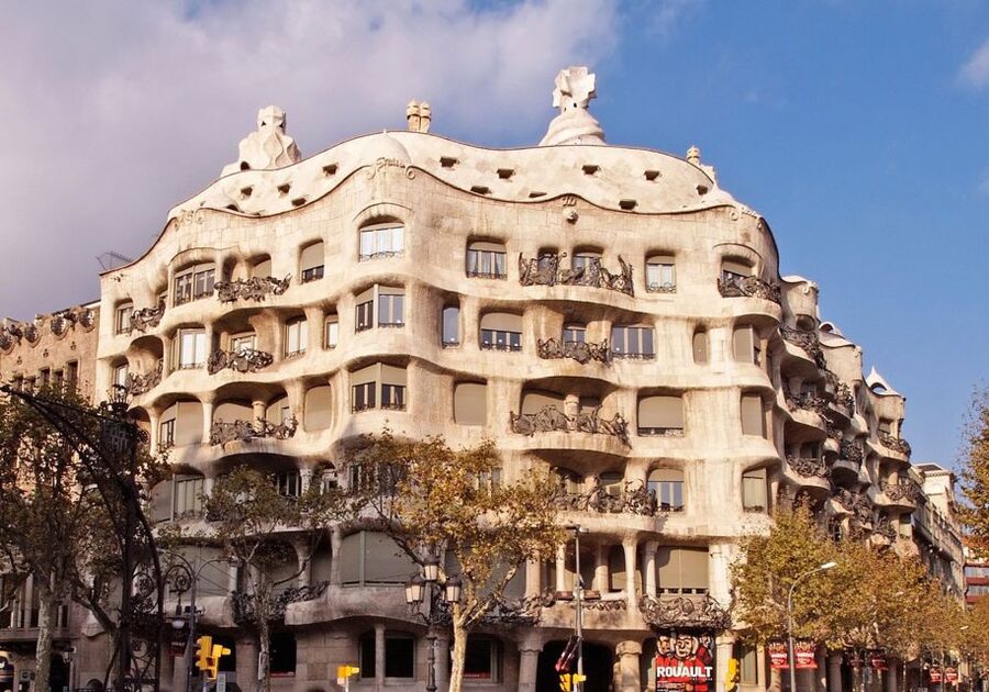 Barcelona: Helicopter Flight, Boat Ride, and Walking Tour - How the guide makes or breaks the day