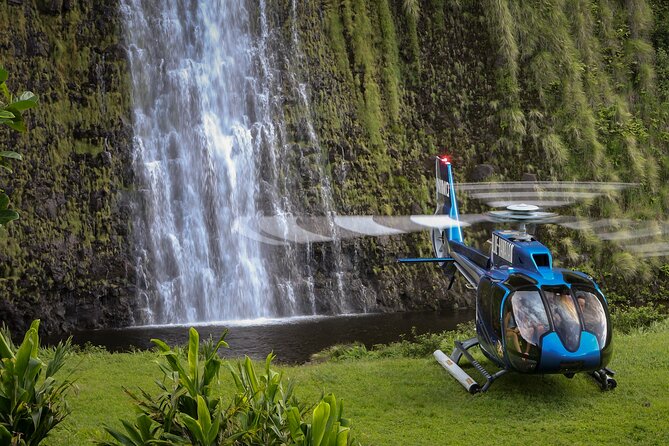 Exclusive Landing with Spectacular Big Island Helicopter Tour - In the air: how the loop is built around Big Island contrasts