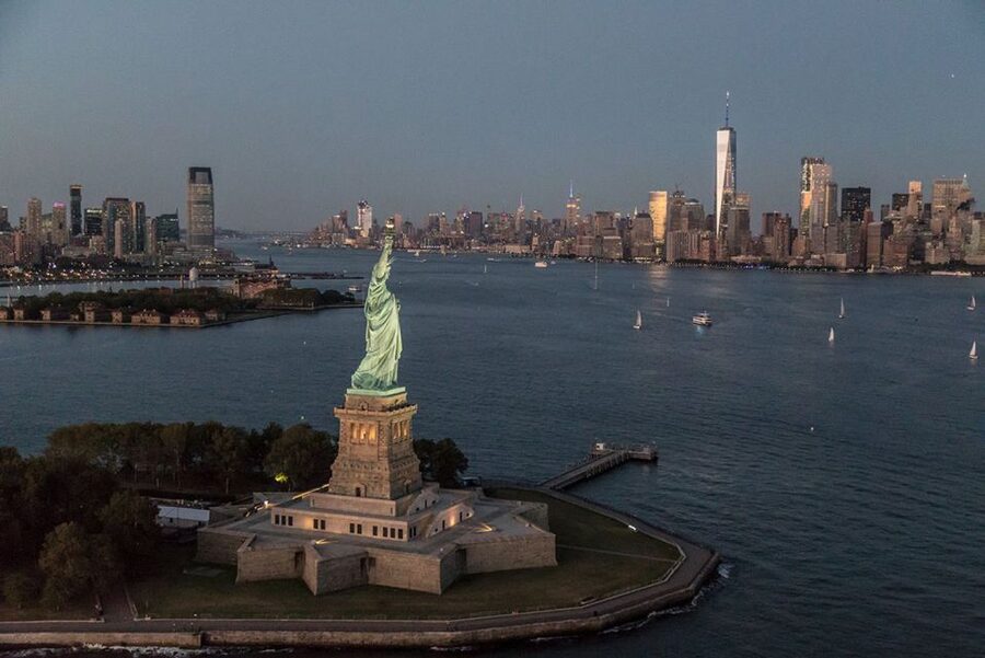 From Westchester: NYC Private Helicopter Tour for Couples - Daytime, sunset, or evening: choosing the right light for photos