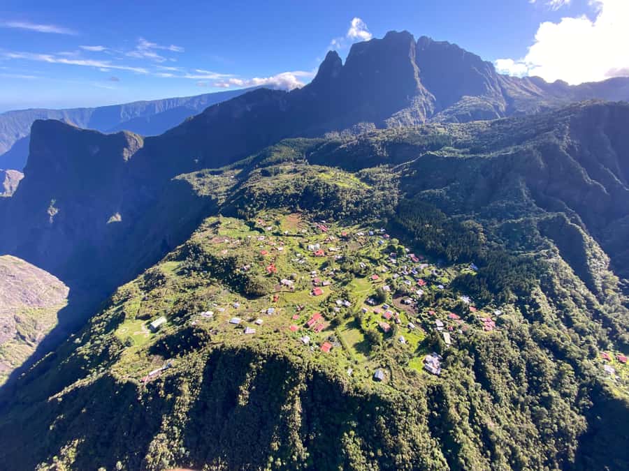 Helicopter flight from St Pierre over Réunion's 3 cirques - Key highlights at a glance
