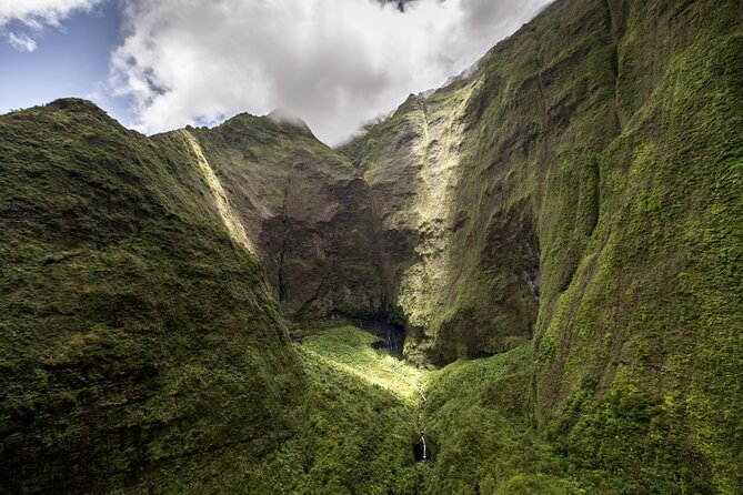 Kauai Deluxe Waterfall Safari: Helicopter Tour - Should you book the Kauai Deluxe Waterfall Safari helicopter tour?
