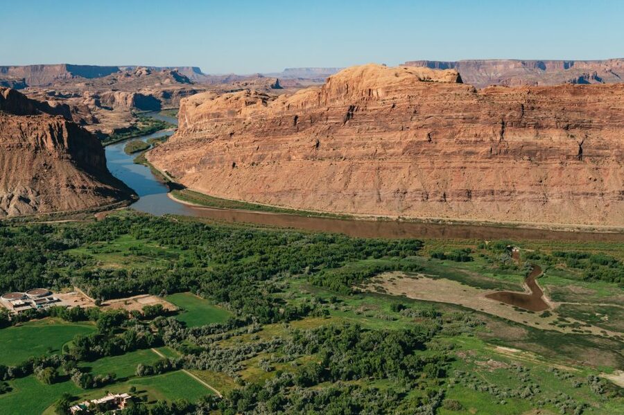 Moab: Backcountry Arches Helicopter Tour - Corona Arch, Jeep Arch, and Uranium Arch on the Way Back