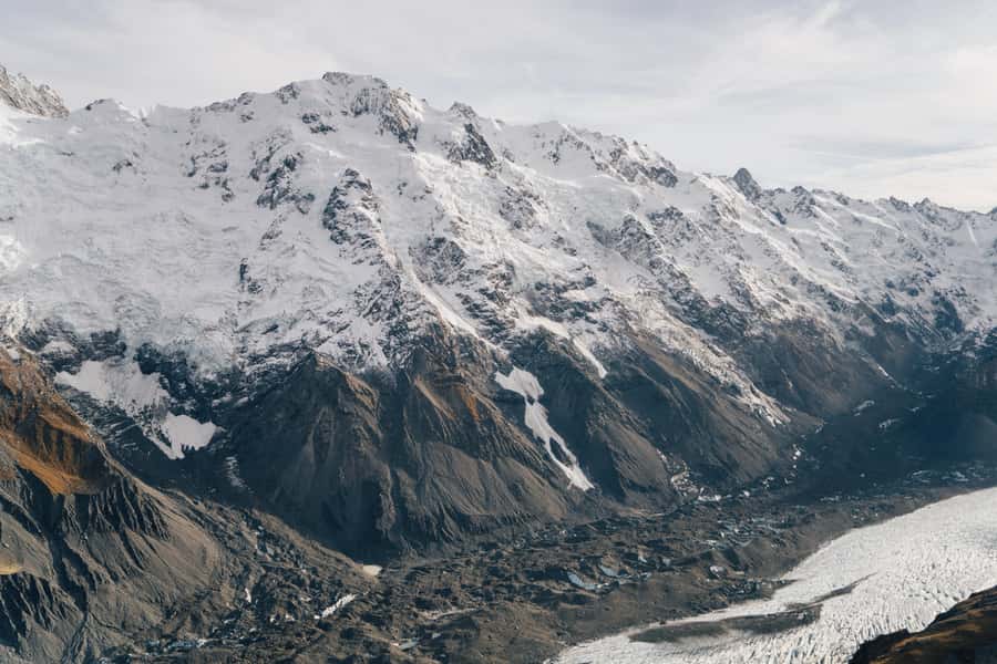 Mount Cook: Helicopter Flight with Alpine Landing - The Route Over the Lower Tasman Glacier and Liebig Range