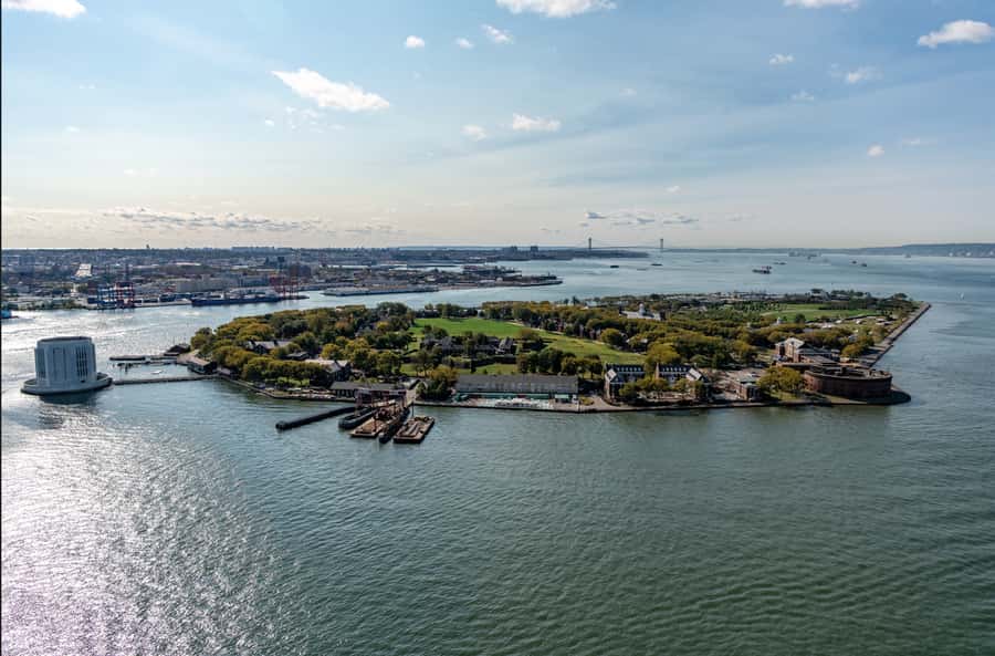 NYC: Manhattan Sightseeing Helicopter Tour - Check-In, Lockers, and the Small-Group Feel (Max 6)