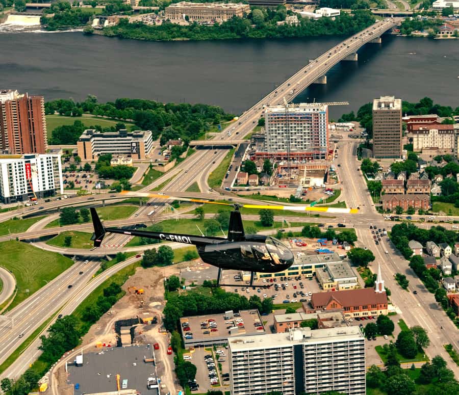 Ottawa: Panoramic helicopter flight (Gatineau Park + downtown) - Price and value: $210 per group up to 2