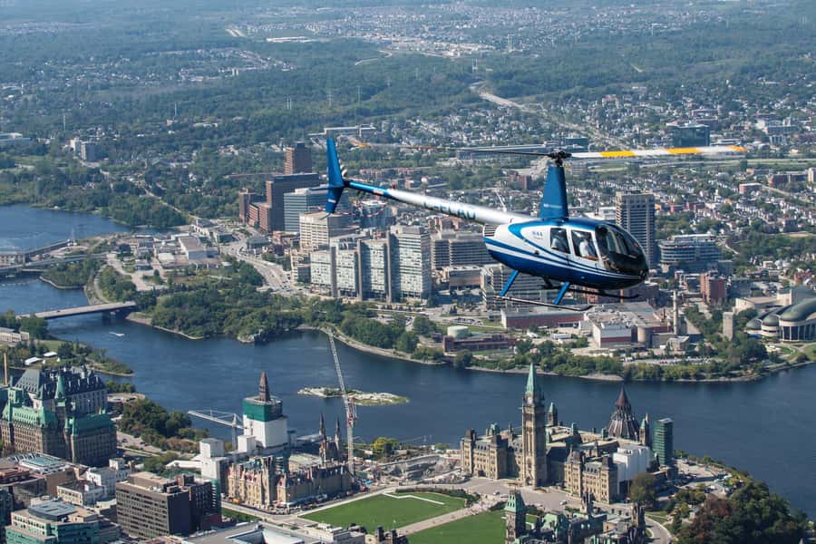 Ottawa: Panoramic helicopter flight (Gatineau Park + downtown) - The aircraft and onboard comfort details that matter