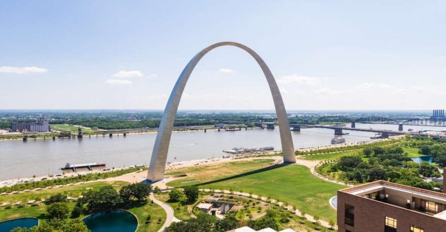 St. Louis: Guided Tour with Boat Cruise and Helicopter Ride - National Park walk-through: quick context without the long grind